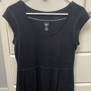 REI Dress. Black. Size M.Rayon/Nylon. Slash pockets. Comfortably stylish.